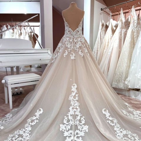 Vestido de novia largo de corte A, escote en V, tirantes finos, espalda descubierta, apliques de encaje y tul