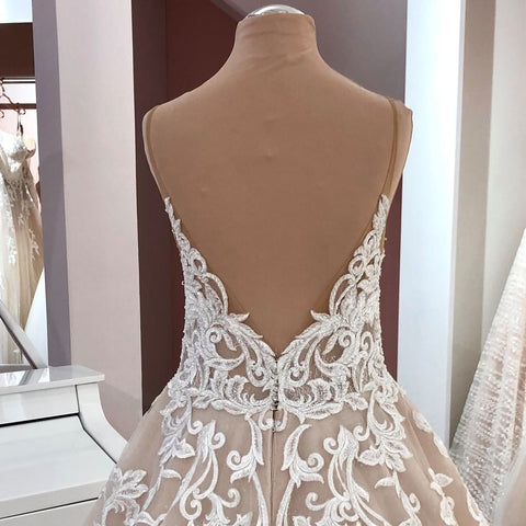 Vestido de novia largo de corte A, escote en V, tirantes finos, espalda descubierta, apliques de encaje y tul