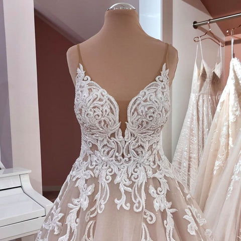 Vestido de novia largo de corte A, escote en V, tirantes finos, espalda descubierta, apliques de encaje y tul