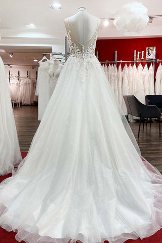 Vestido de novia largo de corte A, escote en V, tirantes finos, espalda descubierta y encaje.