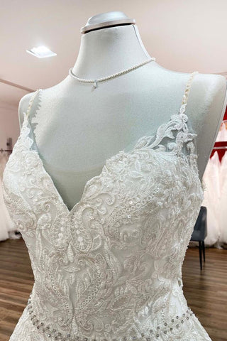 Vestido de novia largo de corte A, escote en V, tirantes finos, espalda descubierta y encaje.