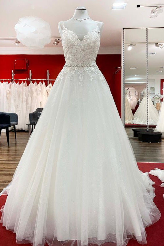Vestido de novia largo de corte A, escote en V, tirantes finos, espalda descubierta y encaje.