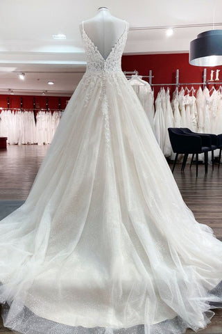 Vestido de novia largo de corte A, escote en V, tirantes finos, tul y encaje sin espalda