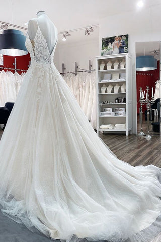 Vestido de novia largo de corte A, escote en V, tirantes finos, tul y encaje sin espalda