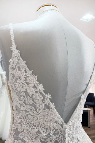 Vestido de novia largo de corte A, escote en V, tirantes finos, tul y encaje sin espalda
