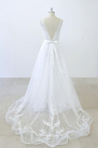Robe de mariée longue en tulle dos nu, coupe trapèze, décolleté en V, bustier cœur, volants et appliques