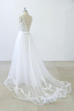 Robe de mariée longue en tulle dos nu, coupe trapèze, décolleté en V, bustier cœur, volants et appliques