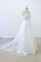 Robe de mariée longue en tulle dos nu, coupe trapèze, décolleté en V, bustier cœur, volants et appliques