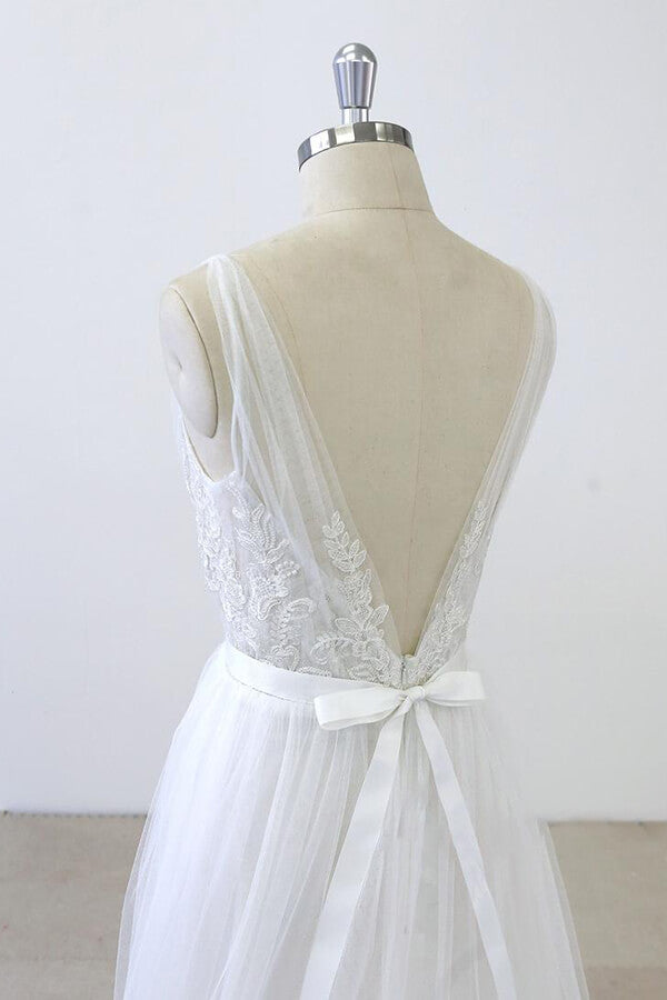Robe de mariée longue en tulle dos nu, coupe trapèze, décolleté en V, bustier cœur, volants et appliques