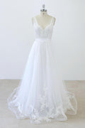Robe de mariée longue en tulle dos nu, coupe trapèze, décolleté en V, bustier cœur, volants et appliques