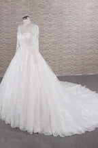 Robe de mariée longue trapèze à col en V, ornée d'appliqués de tulle et de dentelle, avec manches