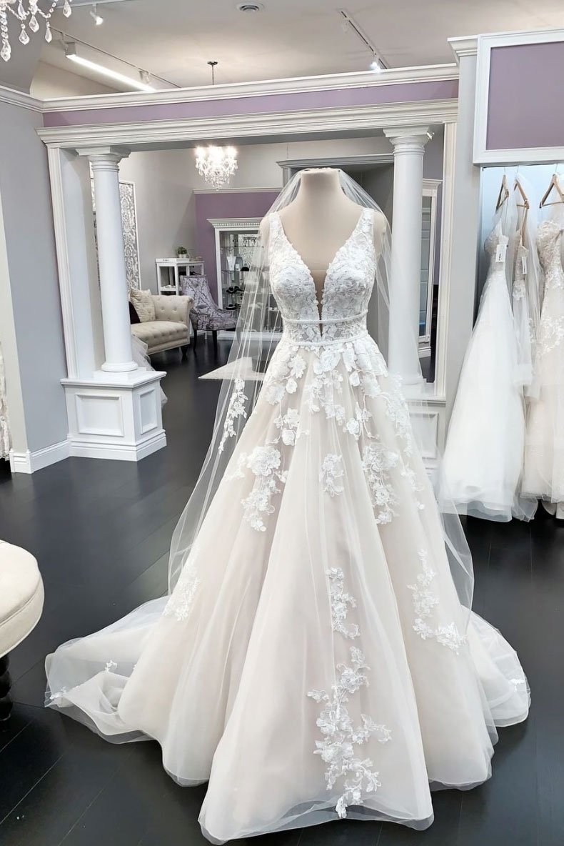 Robe de mariée longue trapèze à col en V en tulle et dentelle appliquée