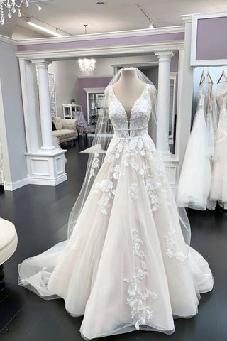 Vestido de novia largo de corte A con escote en V, apliques de tul y encaje