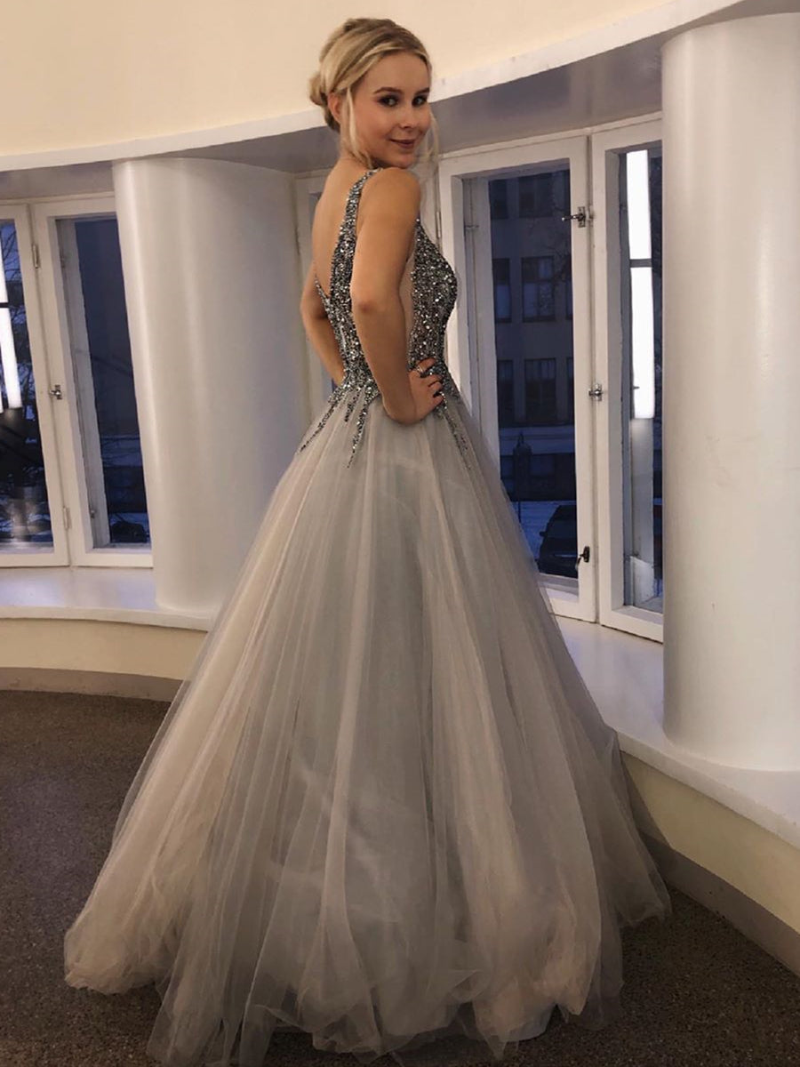 Robe de soirée longue trapèze en tulle dos nu à col en V et perles, ornée de perles, idéale pour un bal de promo ou une remise de diplômes.