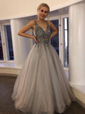 Robe de soirée longue trapèze en tulle dos nu à col en V et perles, ornée de perles, idéale pour un bal de promo ou une remise de diplômes.