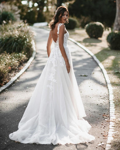 Vestido de novia largo de corte A, escote en V, tul, encaje y espalda descubierta