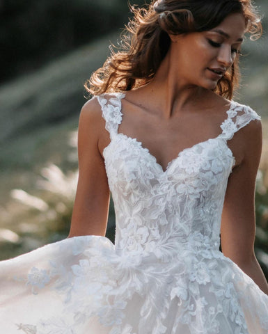Vestido de novia largo de corte A, escote en V, tul, encaje y espalda descubierta