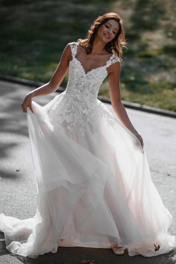 Vestido de novia largo de corte A, escote en V, tul, encaje y espalda descubierta
