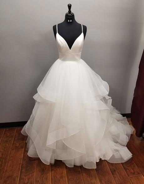 Robe de mariée longue en tulle dos nu à col V et coupe trapèze
