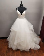 Robe de mariée longue en tulle dos nu à col V et coupe trapèze
