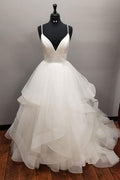 Robe de mariée longue en tulle dos nu à col V et coupe trapèze