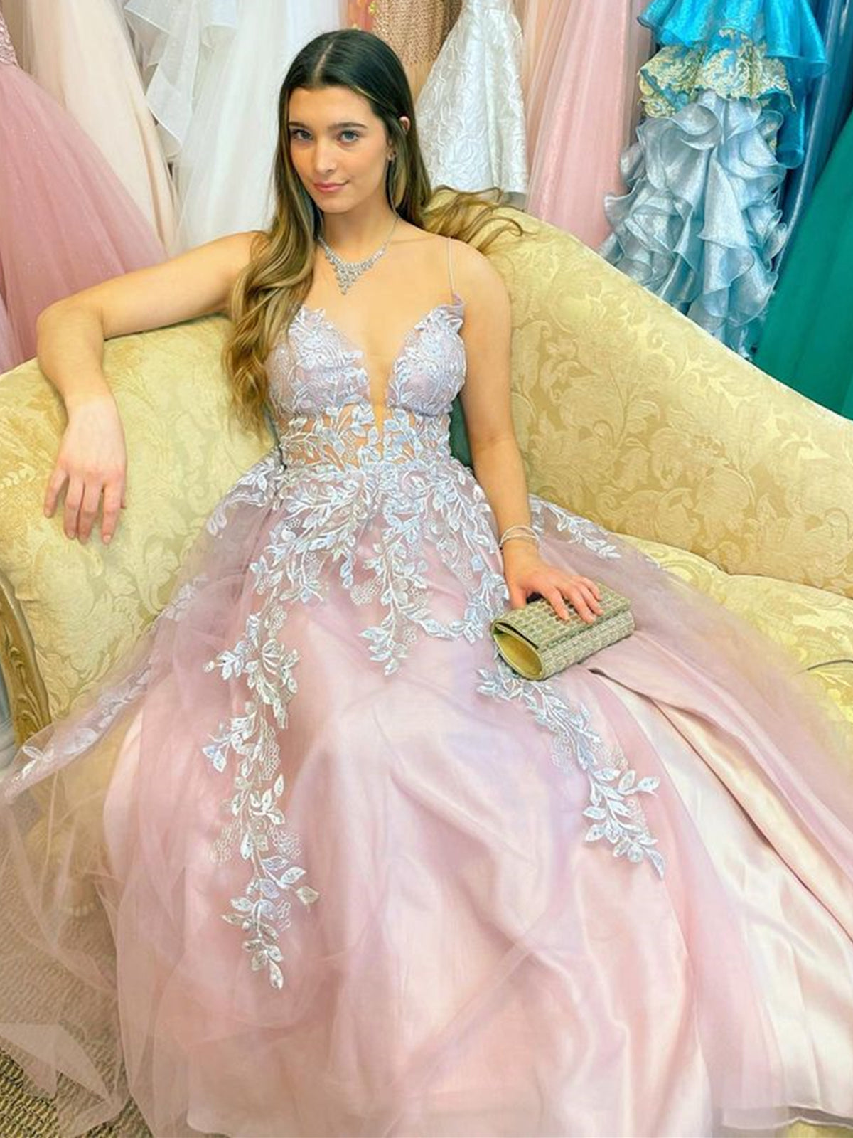 Vestido de gala largo de corte A, escote en V, tul con abertura frontal y apliques de encaje.