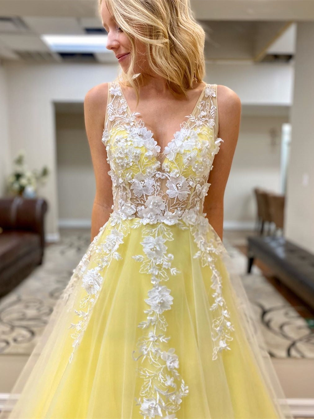 Vestidos largos de graduación formales con escote en V, corte en A, tul y apliques de encaje.
