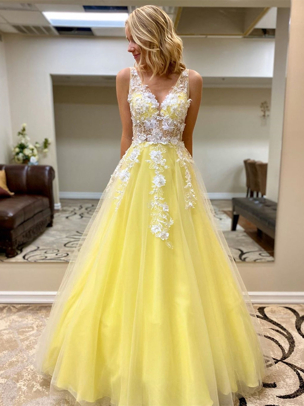 Vestidos largos de graduación formales con escote en V, corte en A, tul y apliques de encaje.
