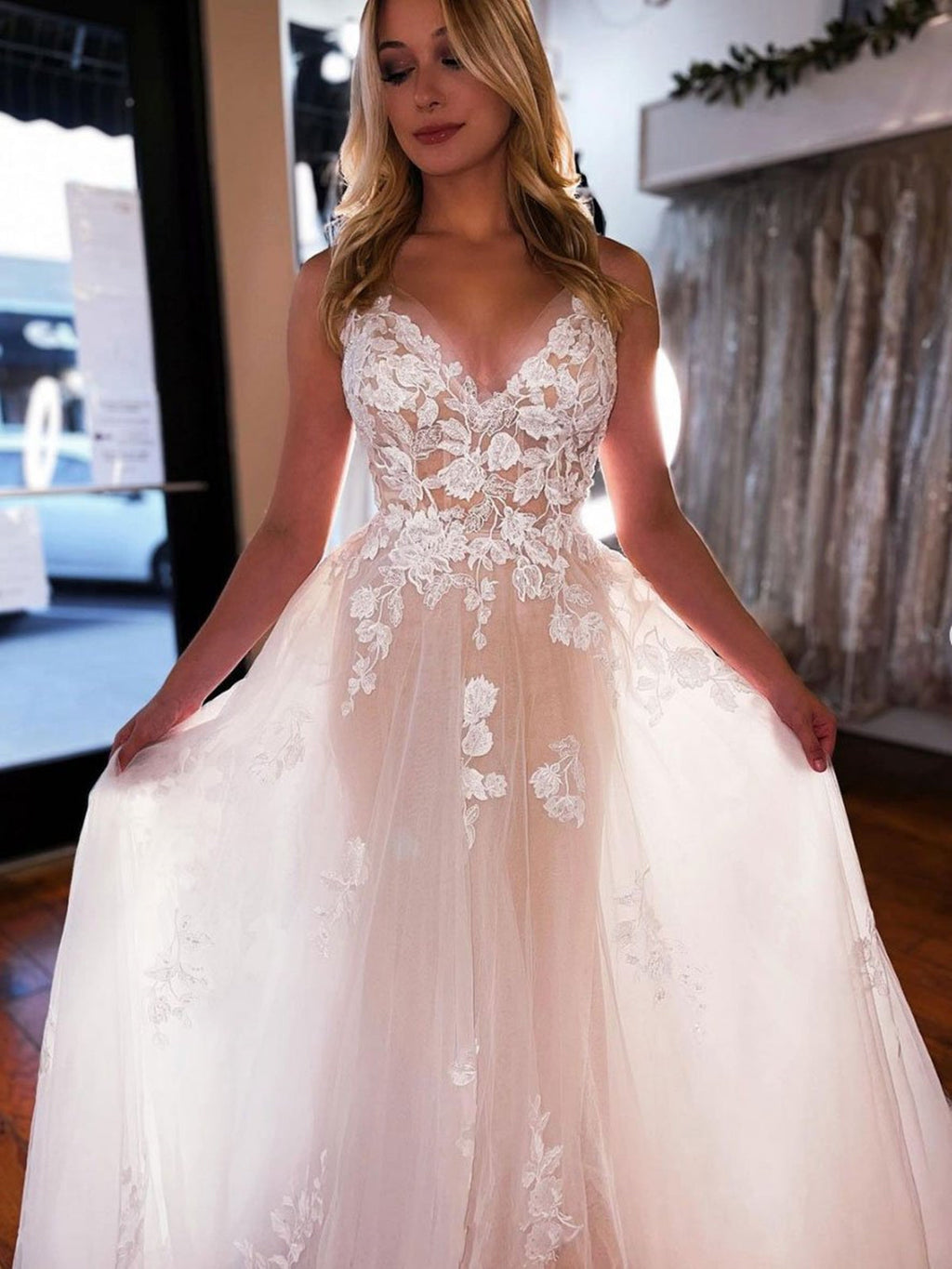 Robe de mariée longue trapèze en tulle et dentelle florale à fines bretelles dos nu et col en V