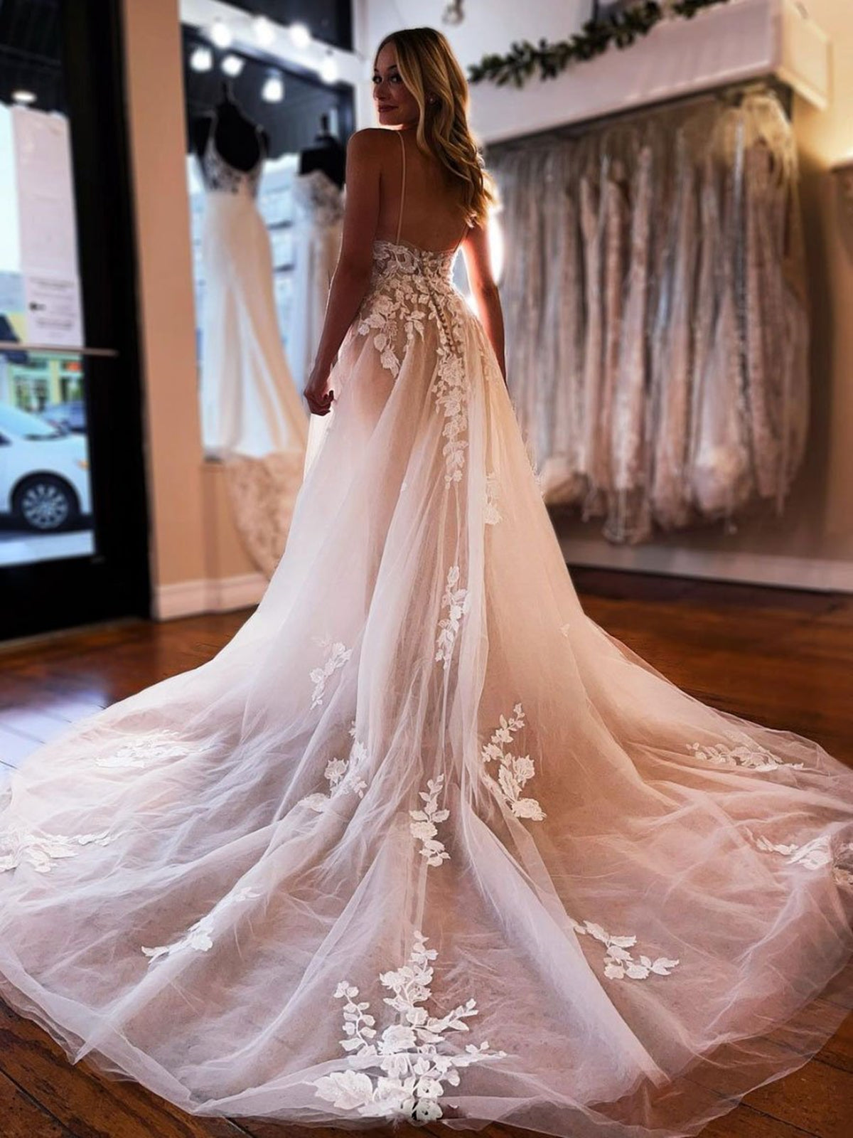 Robe de mariée longue trapèze en tulle et dentelle florale à fines bretelles dos nu et col en V