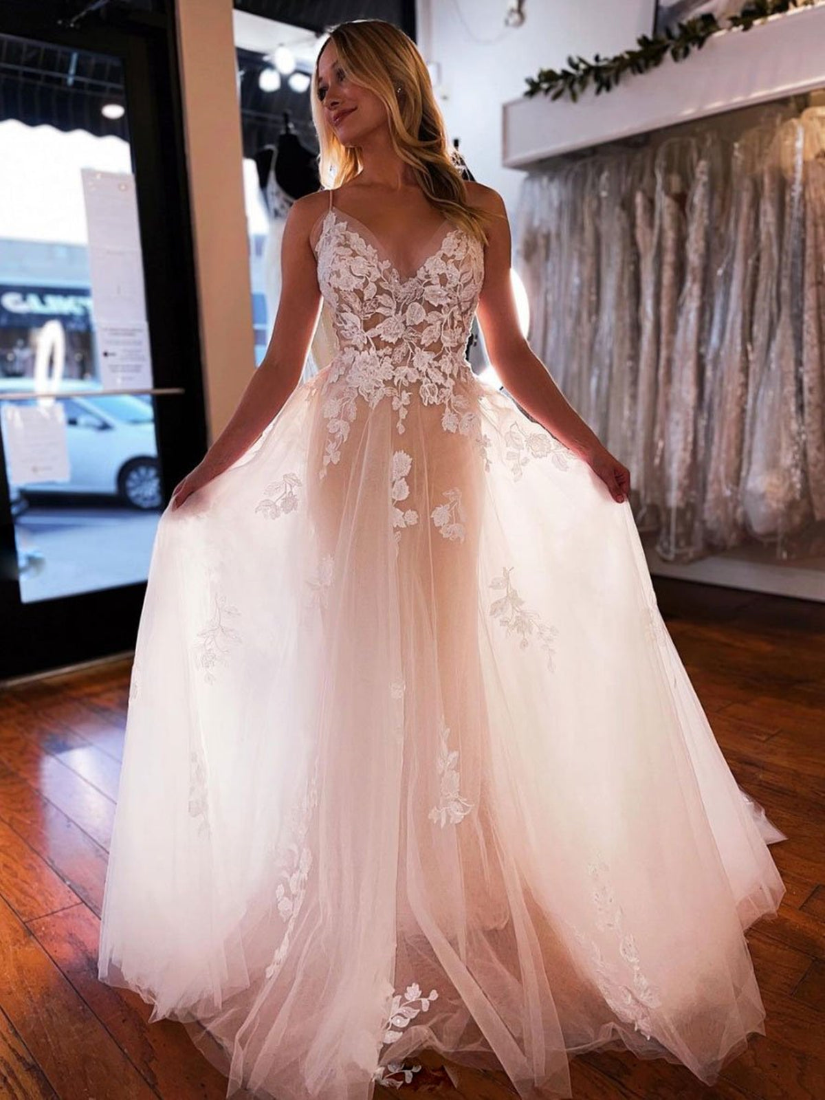 Robe de mariée longue trapèze en tulle et dentelle florale à fines bretelles dos nu et col en V