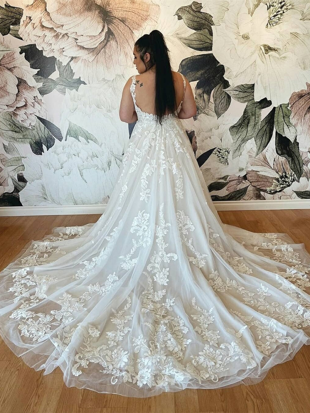 Robe de mariée blanche longue en tulle dentelle, col en V et dos nu