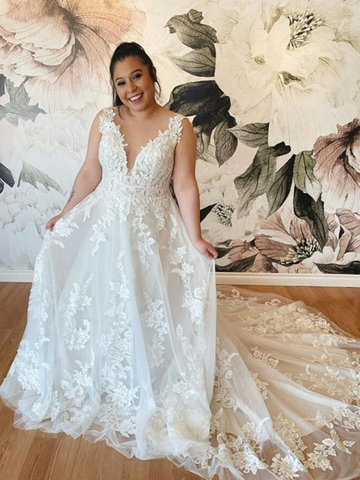 Robe de mariée blanche longue en tulle dentelle, col en V et dos nu