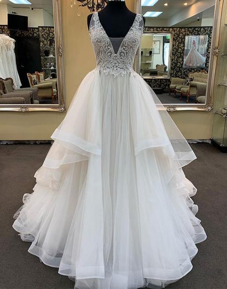 Robe de mariée longue en tulle et dentelle, coupe trapèze et col en V