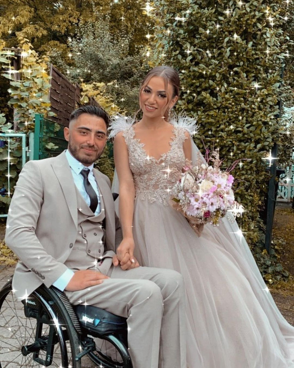 Robe de mariée longue trapèze en tulle et dentelle, col en V, avec cape en tulle et fourrure.