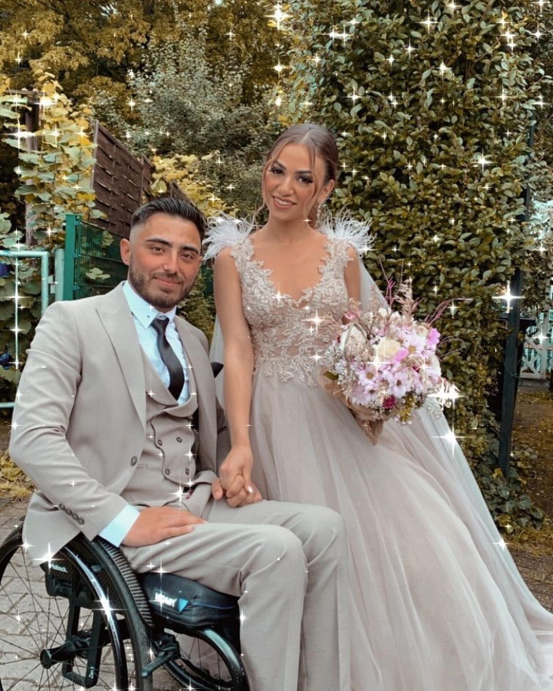 Robe de mariée longue trapèze en tulle et dentelle, col en V, avec cape en tulle et fourrure.