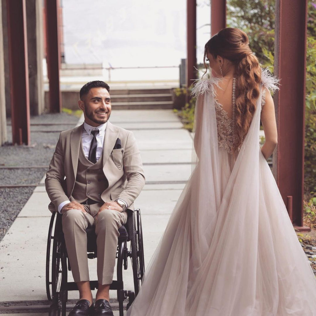 Robe de mariée longue trapèze en tulle et dentelle, col en V, avec cape en tulle et fourrure.