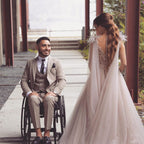 Robe de mariée longue trapèze en tulle et dentelle, col en V, avec cape en tulle et fourrure.