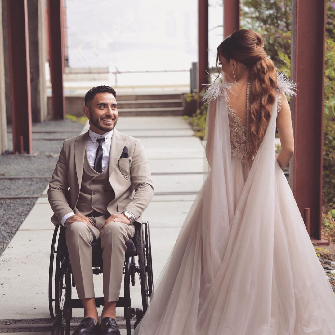 Robe de mariée longue trapèze en tulle et dentelle, col en V, avec cape en tulle et fourrure.