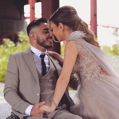 Vestido de novia largo de corte A, escote en V, tul y encaje con dulce capa de tul y piel.