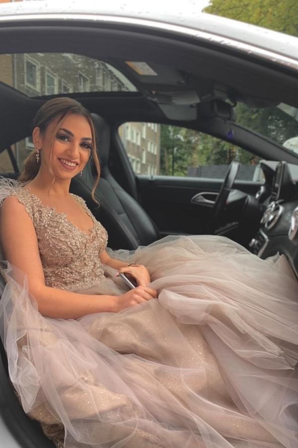 Robe de mariée longue trapèze en tulle et dentelle, col en V, avec cape en tulle et fourrure.