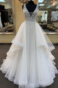 Robe de mariée longue en tulle et dentelle, coupe trapèze et col en V
