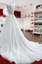 Vestidos de novia largos de corte A, escote en V, tul, encaje y volantes blancos