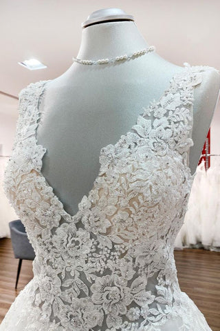 Vestidos de novia largos de corte A, escote en V, tul, encaje y volantes blancos