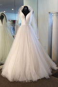 Robe de mariée longue en tulle et satin, coupe trapèze, col en V