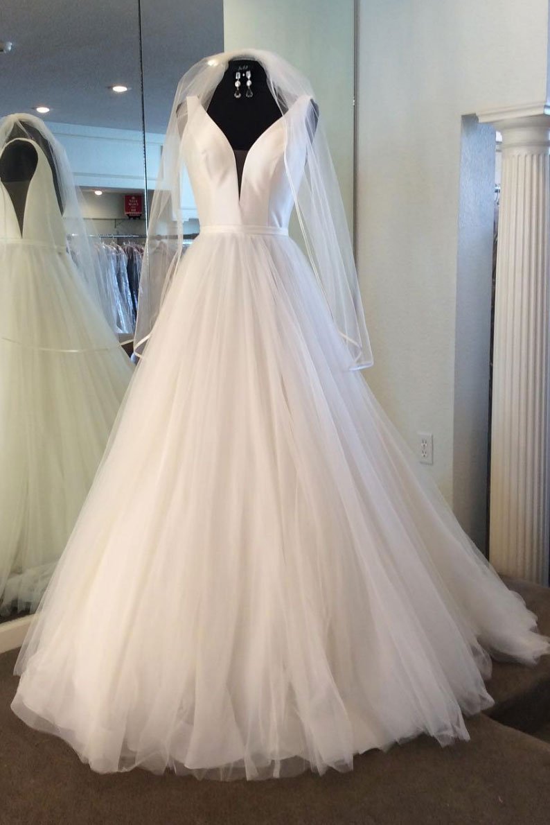 Robe de mariée longue en tulle et satin, coupe trapèze, col en V