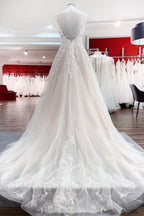 Vestido de novia largo de corte A, escote en V, tul, sin mangas, apliques de encaje y espalda descubierta
