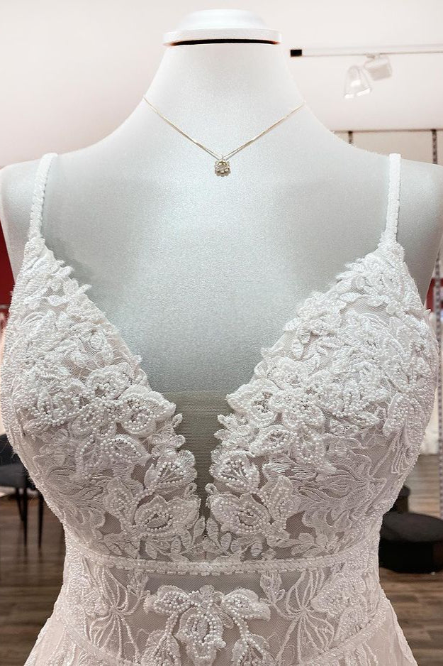 Vestido de novia largo de corte A, escote en V, tul, sin mangas, apliques de encaje y espalda descubierta