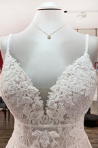 Vestido de novia largo de corte A, escote en V, tul, sin mangas, apliques de encaje y espalda descubierta