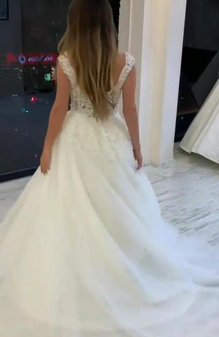 Vestido de novia largo de corte A, escote en V, tirantes anchos, apliques de encaje, perlas y tul